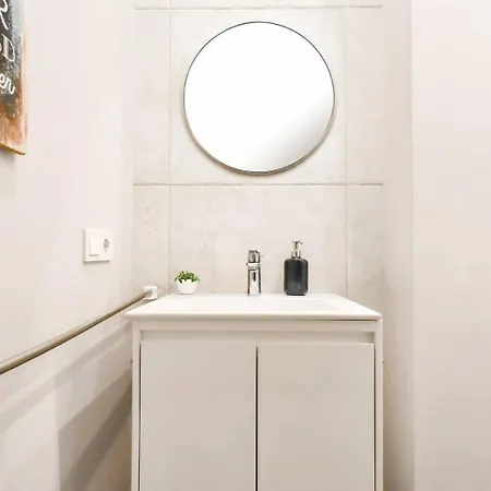 Heart Of 2 Cozy Beds, Kitchen & Art *
