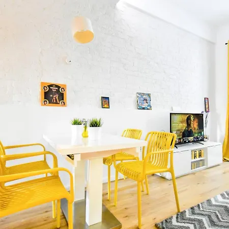 Heart Of 2 Cozy Beds, Kitchen & Art * Sofia