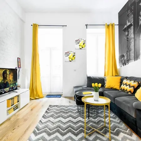 Heart Of 2 Cozy Beds, Kitchen & Art Apartment